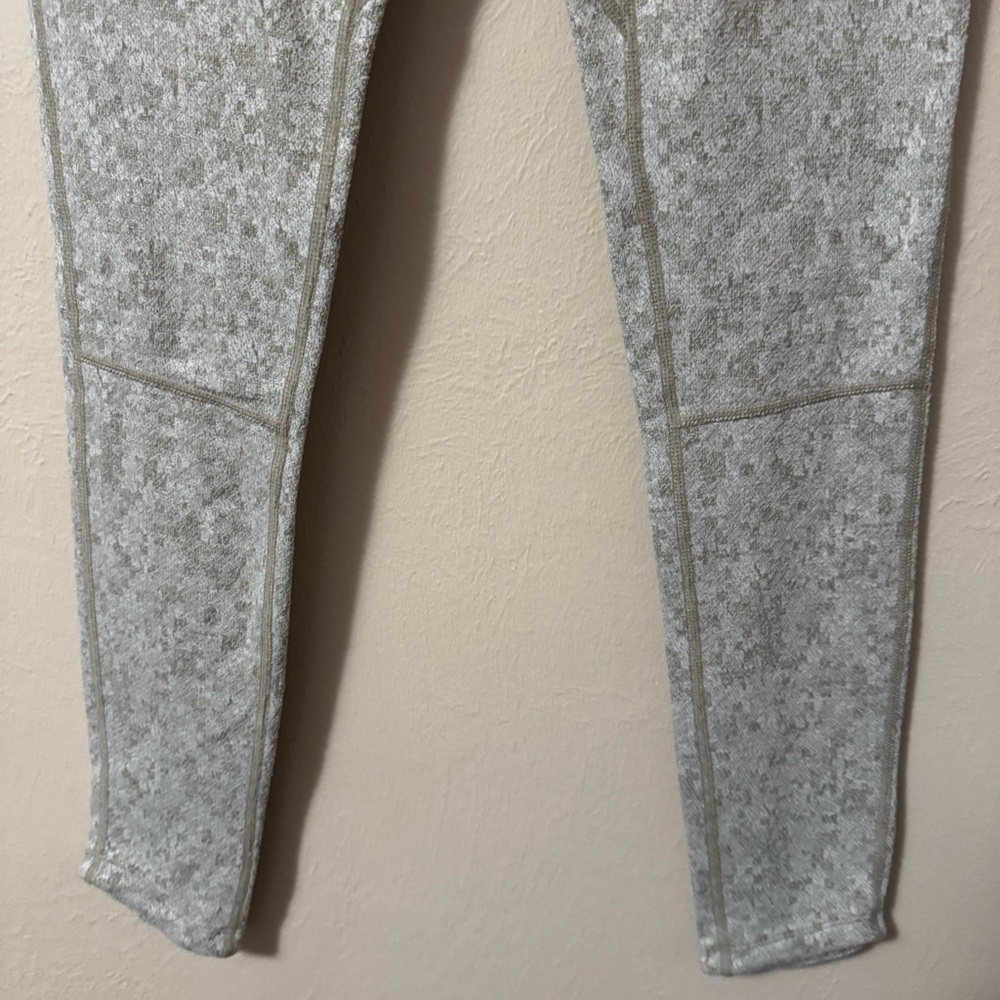 Gymshark Dry Fleur Textured leggings Size Small - Picture 3 of 7